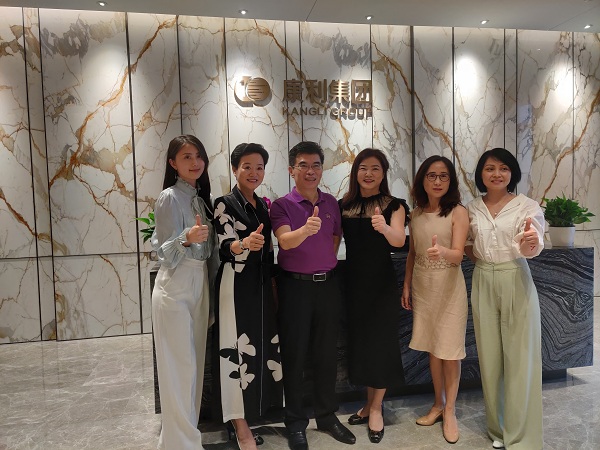 堅定信心，破浪前行 --廣東高科技產業(yè)商會走進康利城  7月14日，廣東省政協(xié)常委、廣東高科技產業(yè)商會會長王理宗率隊來國際創(chuàng)新創(chuàng)意產城綜合體——康利城考察交流，康利集團董事長王翠霞、康利置地總經理方志良接待了王會長一行，雙方就企業(yè)的發(fā)展規(guī)律、經驗啟示、文化精神、核心價值及情懷擔當?shù)冗M行深入的探討。 在王翠霞董事長的陪同下，王理宗會長一行參觀了康利城。作為康利集團在深圳打造的首個產城融合綜合體項目，康利城集企業(yè)總部辦公、科技研發(fā)基地、文化創(chuàng)意基地、時尚商業(yè)街區(qū)、高級人才寓所和高端商務酒店于一體的全能業(yè)態(tài)，給到訪者留下深刻的印象。綠樹掩映的優(yōu)美環(huán)境、別具一格的建筑設計、隨處可見的名貴大理石等，更是讓大家嘖嘖稱贊。 座談會上，雙方緊緊圍繞“堅定信心、破浪前行”的主題展開交流。王翠霞董事長向來賓們介紹到，康利集團從1989年在深圳成立至今已31年，歷經石材貿易起步，實業(yè)發(fā)展、創(chuàng)新突破、跨界轉型四個里程碑式的發(fā)展階段，現(xiàn)已發(fā)展成為集礦山開采、多品類石材生產加工、大型工程承接、進出口貿易、物流研發(fā)、房地產開發(fā)、金融業(yè)、產業(yè)運營等為一體的多元化、跨地域發(fā)展的大型國際化企業(yè)集團。 王董分享了自己三十幾年的創(chuàng)業(yè)經驗，表示，石材行業(yè)作為傳統(tǒng)的資源類企業(yè)，競爭激烈，但康利每一步都堅持“以質取勝、以價取勝、以量取勝、以信取勝”的經營理念，不斷創(chuàng)新、敢為人先、勇于探索的奮斗精神，才能讓康利集團在三十幾年的發(fā)展歷程中，不斷突破發(fā)展瓶頸、戰(zhàn)勝無數(shù)困難，實現(xiàn)穩(wěn)步前行。 會上，康利置地運營公司總經理黃林益分享了康利城取得的發(fā)展成果，經過不斷地努力，康利城已經取得“深圳市投資推廣國際化重點園區(qū)”、“龍崗區(qū)科技創(chuàng)新產業(yè)園”、“龍崗區(qū)科技企業(yè)孵化器”、“龍崗區(qū)創(chuàng)新創(chuàng)業(yè)孵化基地”等資質認定，成為區(qū)域內產城融合的園區(qū)典范。 在產業(yè)方面，康利城引進了以速博精微、廣明科技、國質信等為代表的國家高新技術企業(yè)，以升學教育、東成財智等為代表的教育培訓企業(yè)，以安杰拉、靜靜七月、智音文化等具有實力的網紅直播企業(yè)，同時還有以工商銀行為代表的一些金融機構，并獲得“深圳市人才創(chuàng)新創(chuàng)業(yè)一號股權投資基金—項目遴選基地”?？萍?、文創(chuàng)、金融三大產業(yè)融合發(fā)展的目標已經初見雛形，園區(qū)產業(yè)發(fā)展可以說是漸入佳境。 在參觀、走訪及聽取康利集團和康利城的介紹后，王會長用“一面旗幟、一個經典、一段傳奇”來概括康利集團31年取得的成果。他表示，康利集團31年的豐碩成果，是企業(yè)家膽、識、謀的完美結晶，是辨勢、順勢、造勢的卓越成就，是領導者+管理層+基層員工合作創(chuàng)造的優(yōu)秀作品。而王董順勢而為，準確把握時代機遇，以柔弱女子之姿，打造大理石般堅韌的事業(yè)之基，更能夠給社會帶來非常重要的啟示。 對于康利集團未來的發(fā)展，王會長也積極提出自己建議，他認為加強科技融合，讓傳統(tǒng)石材變成新型材料，以及在地產領域打造能夠培養(yǎng)企業(yè)的具有真正附加值的平臺，是康利集團未來值得深耕的兩個方向。 座談會結束，王會長、王董、黃總還面向社會大眾開展了一場線上直播交流。王董介紹了面對疫情影響，康利集團和康利城積極響應黨中央號召，與園區(qū)企業(yè)、公司員工等齊心協(xié)力、共同抗疫。同時，面對突如其來的疫情，康利城在銷售和招商工作停滯的情況下，積極調整策略，推出了針對新入駐優(yōu)質企業(yè)免租一年的重大舉措，不僅減少企業(yè)經營負擔，同時，也推動康利城招商工作的順利進行，上半年招商成果逆勢上揚，提前完成全年招商目標的70%。 王會長就此發(fā)表自己的看法，他認為一個決策背后不僅是企業(yè)家人格人品的反映，更是她們管理哲學和經營理念的投射。王董的決策，短期來看，是失去了利潤，但長期來看，卻贏得了人心，贏得了信任，這是金錢無法衡量的無形資產，這些資產和資源將帶來未來無限的增長。 企業(yè)家是社會的價值創(chuàng)造者，企業(yè)家之間的碰撞，總能帶來智慧的火花。感謝王會長的肯定和真誠的建議，也讓我們更加堅定，不斷創(chuàng)新、勇于求變是企業(yè)永遠不可或缺的基因?？道浅ㄩ_大門，歡迎更多企業(yè)家們參觀、交流、加入，以責任與擔當為基礎，懷揣理想和抱負，在紛繁復雜的外部環(huán)境下，與志同道合者一同，堅定信心，破浪前行。